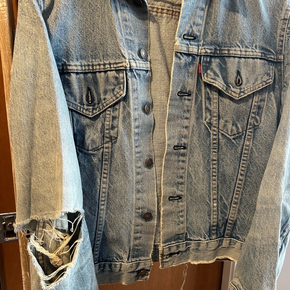 Perfect Vintage Levi's Denim Jacket with Bandana Detail - Picture 3 of 3